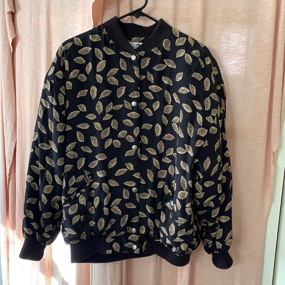 Real Cloths said fifth avenue. 100% silk. Black and Tan.